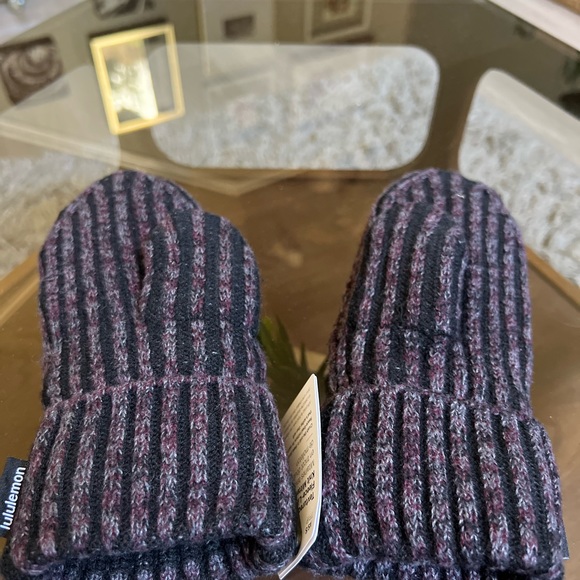 Lululemon Textured Fleece-Lined Knit Mittens - Picture 6 of 11